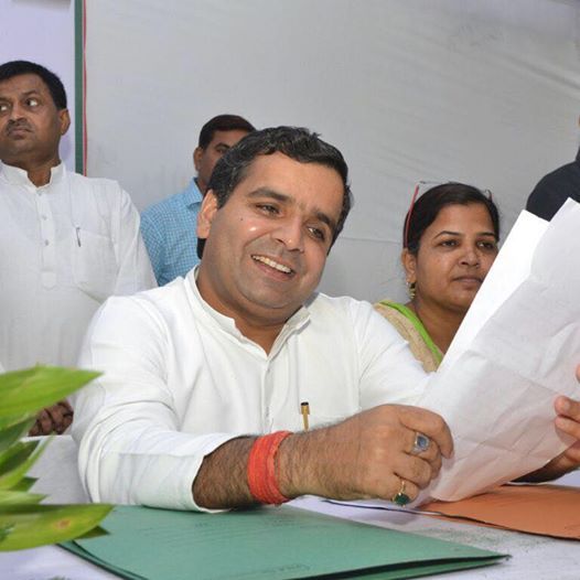 सांसद धर्मेंद्र यादव ने राज्यपाल से मुलाकात कर लापता छात्र को ढूंढने को लेकर बात की सांसद धर्मेंद्र यादव ने राज्यपाल से मुलाकात कर लापता छात्र को ढूंढने को लेकर बात की