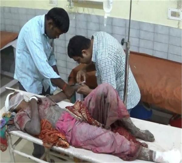 चलती ट्रेन में गैंगरेप कर दलित महिला को नीचे फेंका, कटा पैर चलती ट्रेन में गैंगरेप कर दलित महिला को नीचे फेंका, कटा पैर