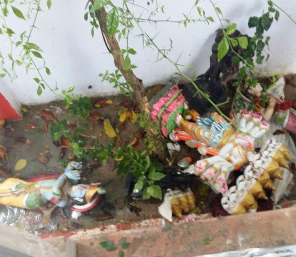 40 बंदूकधारियों ने मंदिर में घुस तोड़ी रावण की मूर्ति, तनाव के बाद फोर्स तैनात