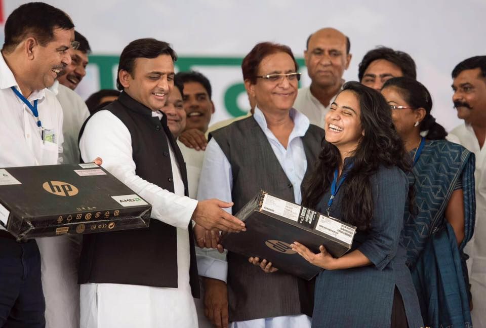 भाजपा कर रही डिजिटल इंडिया की बात, लैपटॉप बांट रहे हम भाजपा कर रही डिजिटल इंडिया की बात, लैपटॉप बांट रहे हम
