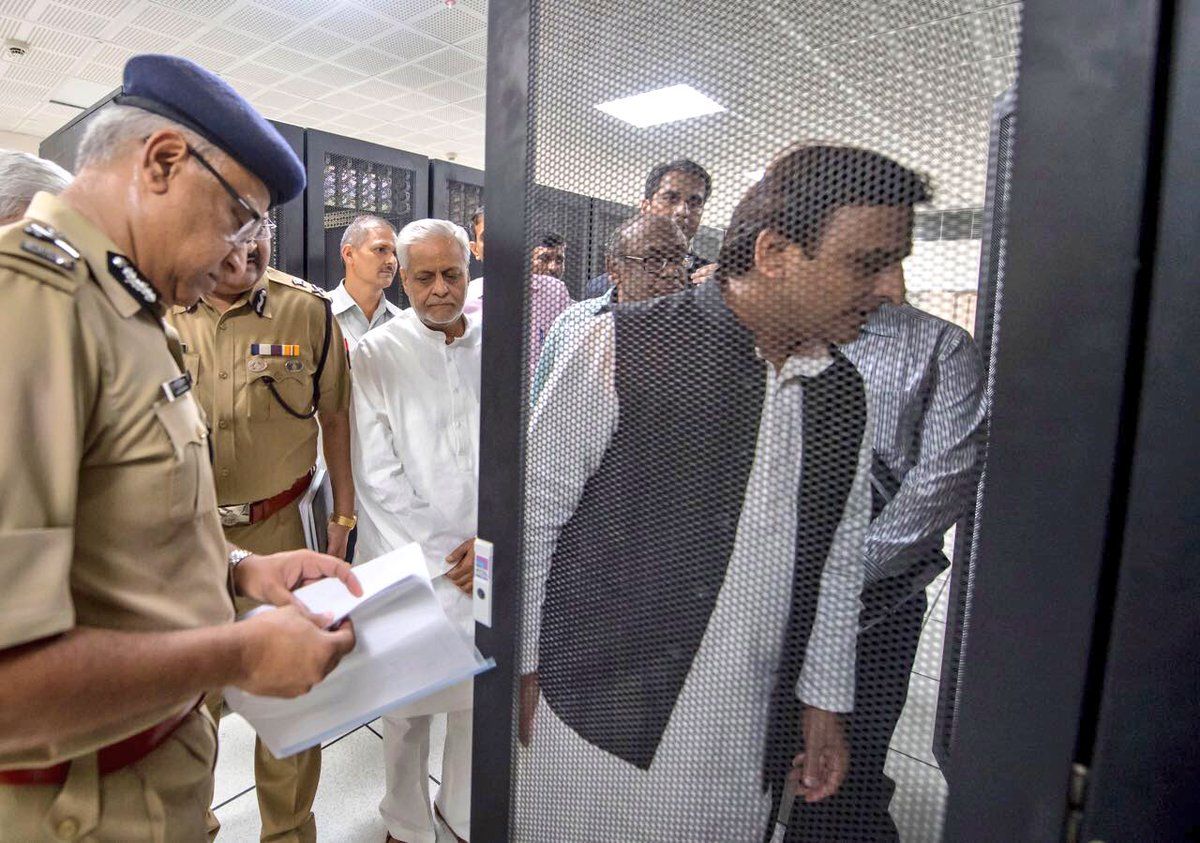 सीएम अखिलेश ने जांचा, कैसे काम कर रही है डायल 100 सेवा सीएम अखिलेश ने जांचा, कैसे काम कर रही है डायल 100 सेवा