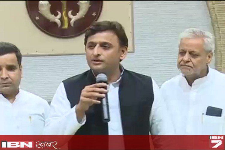 अखिलेश बोले यह परिवार नहीं, सरकार का झगड़ा अखिलेश बोले यह परिवार नहीं, सरकार का झगड़ा