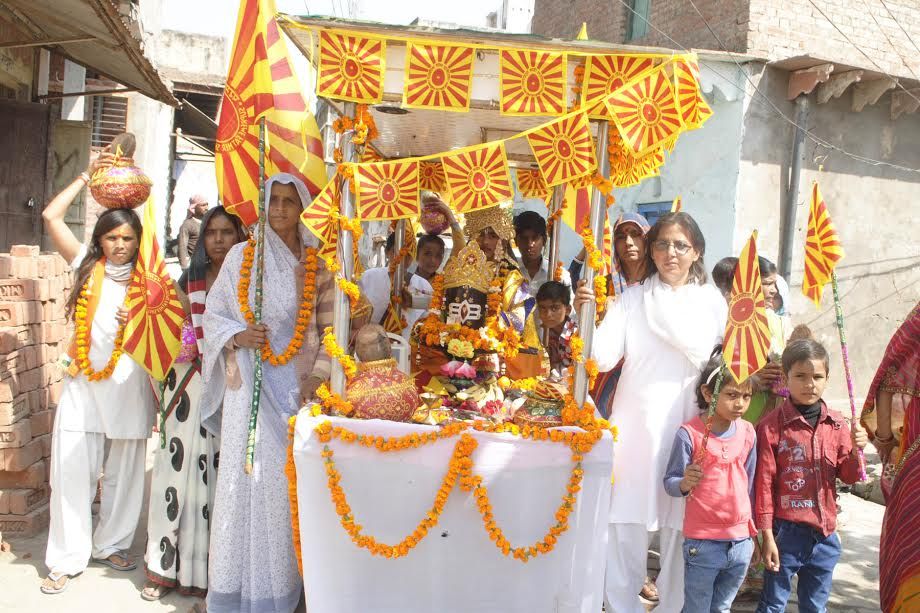 बलदेव में प्रजापिता ब्रहमकुमारी द्वारा शिव बाबा की शोभा यात्रा बलदेव में प्रजापिता ब्रहमकुमारी द्वारा शिव बाबा की शोभा यात्रा