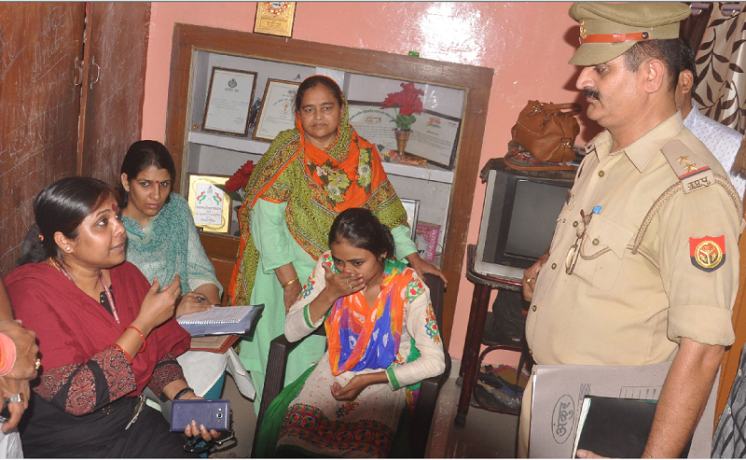 राष्ट्रीय महिला आयोग की सदस्य ने पुलिस अफसरों को वहीं बुलाकर उनकी क्लास लगा दी राष्ट्रीय महिला आयोग की सदस्य ने पुलिस अफसरों को वहीं बुलाकर उनकी क्लास लगा दी