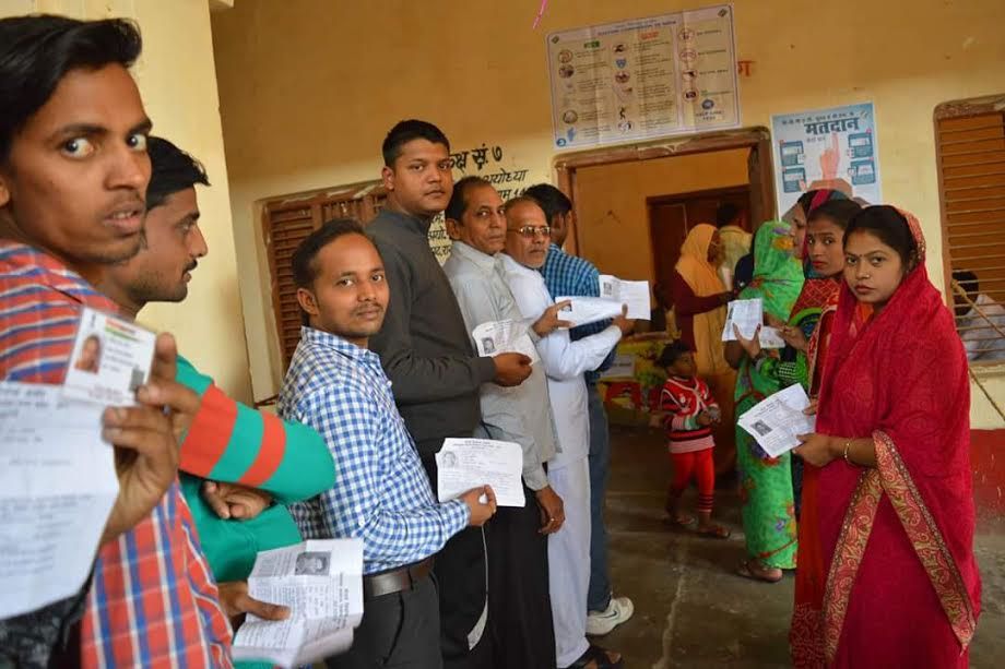 शांतिपूर्ण ढंग से संपन्न हुआ मतदान, प्रशासन ने ली राहत की सांस शांतिपूर्ण ढंग से संपन्न हुआ मतदान, प्रशासन ने ली राहत की सांस