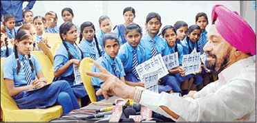 नाबालिग छात्रओं के बूते मंत्री की सियासत नाबालिग छात्रओं के बूते मंत्री की सियासत