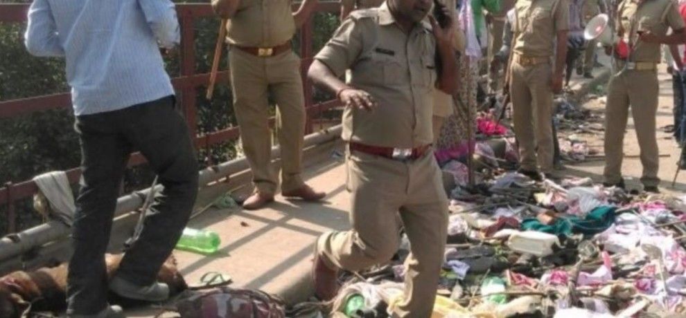 वाराणसी भगदड़ में एसपी सिटी व एसपी ट्राफिक समेत पांच सस्पेंड वाराणसी भगदड़ में एसपी सिटी व एसपी ट्राफिक समेत पांच सस्पेंड