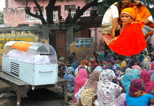 बिसाहड़ा गांव में तनाव बरकरार, मांगें पूरी होने तक नहीं होगा रवि का अंतिम संस्कार बिसाहड़ा गांव में तनाव बरकरार, मांगें पूरी होने तक नहीं होगा रवि का अंतिम संस्कार