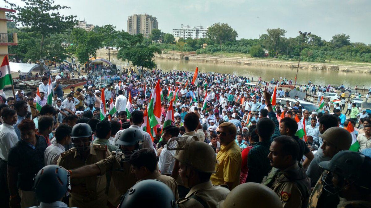 रोजगार सेवकों ने गोमती नदी में लगाई छलांग, दो भर्ती रोजगार सेवकों ने गोमती नदी में लगाई छलांग, दो भर्ती