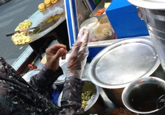 लखनऊ में अब हाथों में दस्ताने पहनेंगे स्ट्रीट वेंडर
