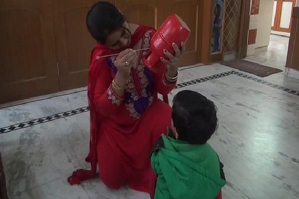 घर चलाने की खातिर मजबूरन गृहणियां पी रही कड़वा घूंट