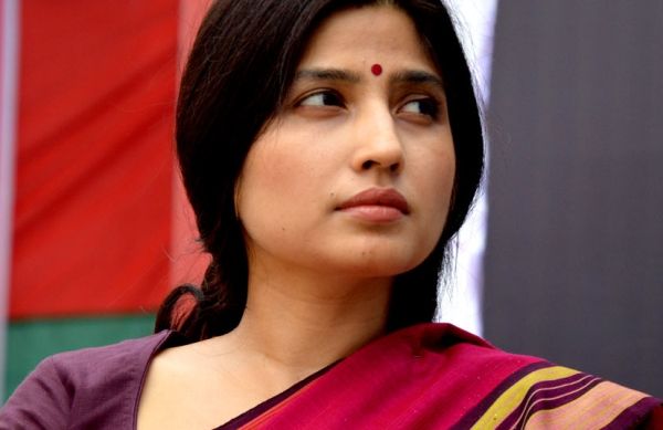 जवानी कुर्बान वाले देवरों पर फाल्गुन का चढ़ा खुमार, हर कोई डिम्पल भाभी को चाहता था धकियाना जवानी कुर्बान वाले देवरों पर फाल्गुन का चढ़ा खुमार, हर कोई डिम्पल भाभी को चाहता था धकियाना