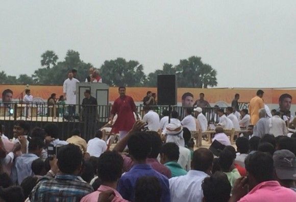 राहुल के रोड शो की अनुमति नहीं देने से नाराज कांग्रेस ने किया प्रदर्शन राहुल के रोड शो की अनुमति नहीं देने से नाराज कांग्रेस ने किया प्रदर्शन