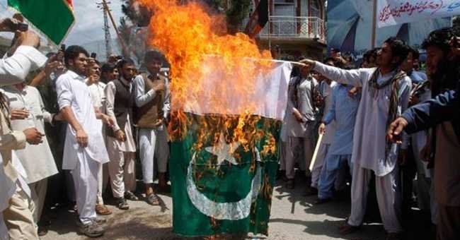 बलूचिस्तान में जलाया गया पाक का झंडा, भारत के समर्थन में लगे नारे बलूचिस्तान में जलाया गया पाक का झंडा, भारत के समर्थन में लगे नारे