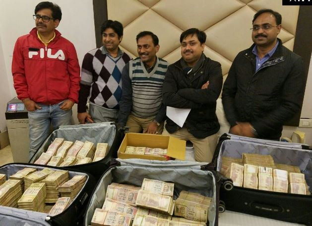 करोल बाग से होटल से 3.25 करोड़ के पुराने नोट मिले, 5 गिरफ्तार करोल बाग से होटल से 3.25 करोड़ के पुराने नोट मिले, 5 गिरफ्तार