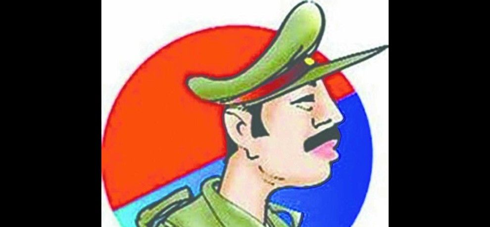 सिपाही ने दरोगा को दौड़ा-दौड़ा कर पीटा सिपाही ने दरोगा को दौड़ा-दौड़ा कर पीटा