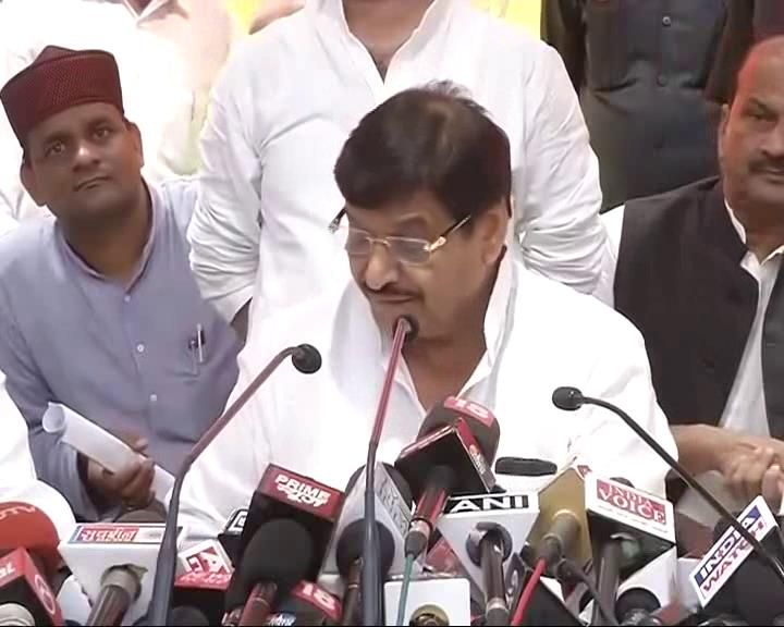 गुस्से में शिवपाल ने कहा, कुछ लोग अमर सिंह के पैरों के धूल के बराबर भी नहीं गुस्से में शिवपाल ने कहा, कुछ लोग अमर सिंह के पैरों के धूल के बराबर भी नहीं