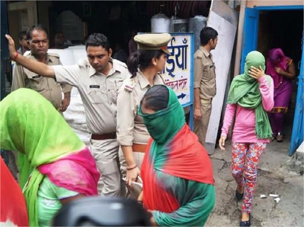 सेक्स रैकेट का पर्दाफाश: 2 युवतियों में मिला HIV, कस्टमर हैरान सेक्स रैकेट का पर्दाफाश: 2 युवतियों में मिला HIV, कस्टमर हैरान