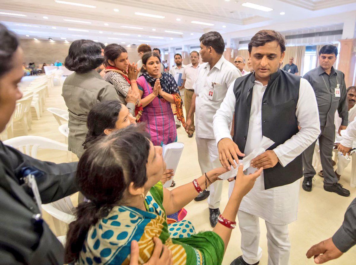 आखिरी जनता दरबार में बेटी के साथ पहुंचे अखिलेश, सुनीं लोगों की समस्याएं आखिरी जनता दरबार में बेटी के साथ पहुंचे अखिलेश, सुनीं लोगों की समस्याएं