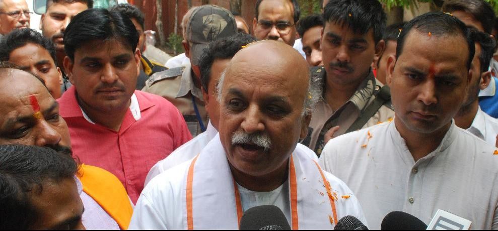 जम्मू-कश्मीर में पत्थर फेंकने वालों को रबर की नहीं लोहे की गोली मारनी चाहिए: तोगड़िया जम्मू-कश्मीर में पत्थर फेंकने वालों को रबर की नहीं लोहे की गोली मारनी चाहिए: तोगड़िया