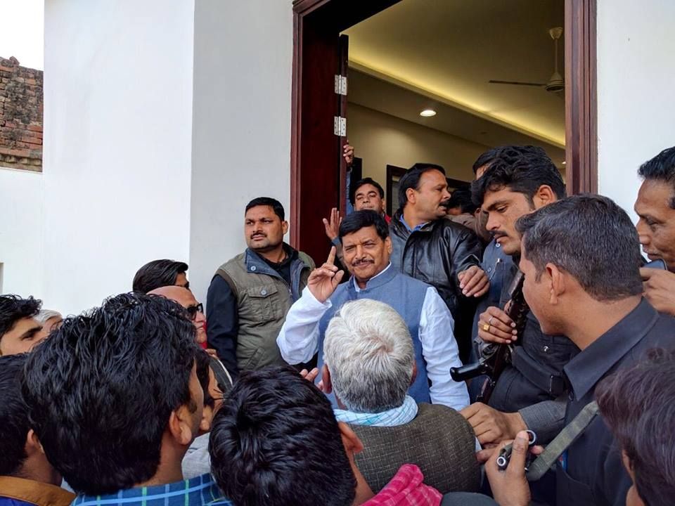 शिवपाल ने अपने आवास पर की समर्थकों से मुलाक़ात शिवपाल ने अपने आवास पर की समर्थकों से मुलाक़ात