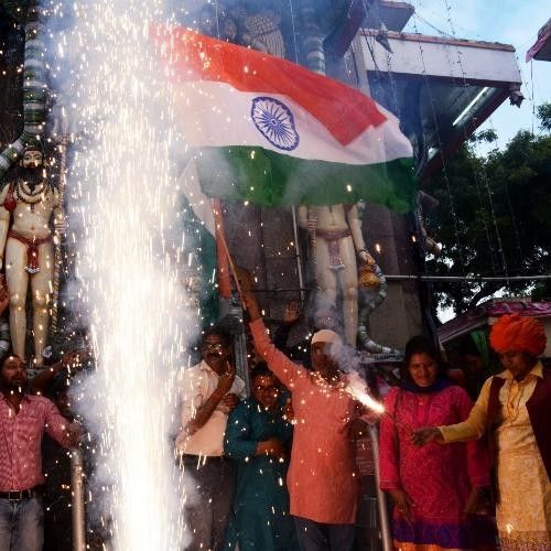 सेना की बहादुरी पर जश्न में डूबे लोग सेना की बहादुरी पर जश्न में डूबे लोग