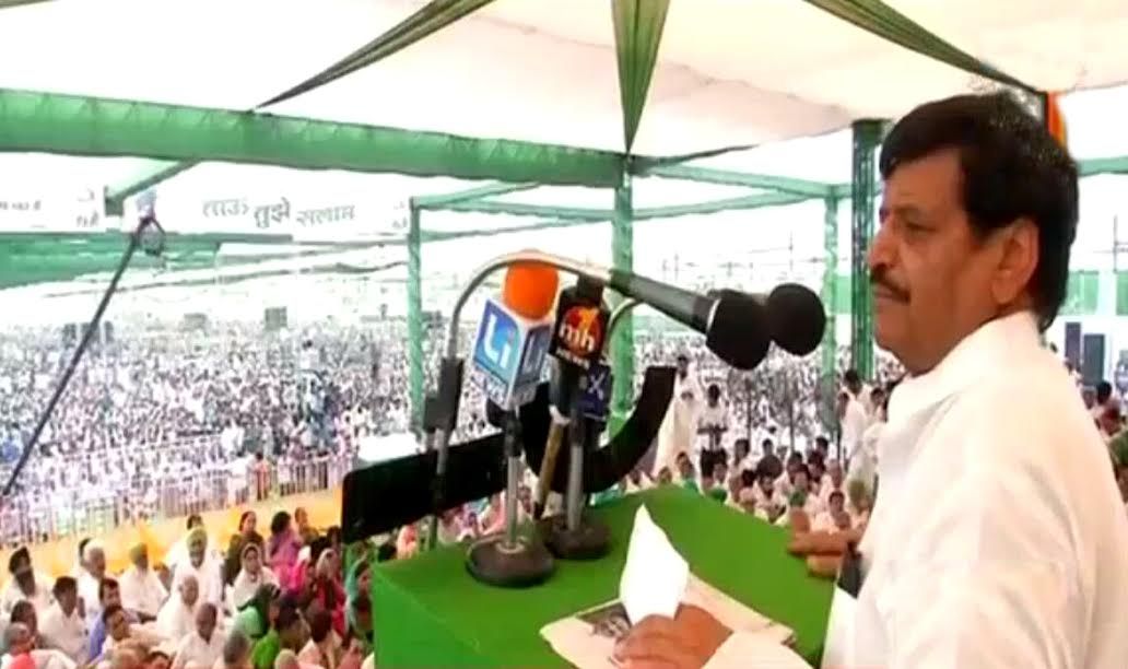 चौधरी देवी लाल पूरे देश के नेता व किसानों के रहनुमा थे चौधरी देवी लाल पूरे देश के नेता व किसानों के रहनुमा थे