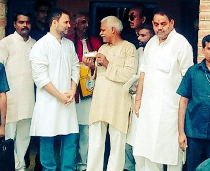 राहुल की देवरिया टू दिल्ली किसान यात्रा शुरू: 250 मिनी रथ से तय करेंगे 2500km, पंचायत के लिए 2 हजार खाट का इंतजाम राहुल की देवरिया टू दिल्ली किसान यात्रा शुरू: 250 मिनी रथ से तय करेंगे 2500km, पंचायत के लिए 2 हजार खाट का इंतजाम