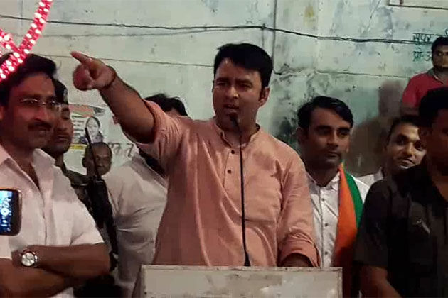 आजम को पीएम क्या, पीएमओ का चपरासी भी नहीं बनने दूंगा: संगीत सोम आजम को पीएम क्या, पीएमओ का चपरासी भी नहीं बनने दूंगा: संगीत सोम