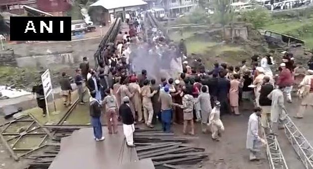 आतंकी कैंपों के खिलाफ पीओके में जबरदस्त प्रदर्शन आतंकी कैंपों के खिलाफ पीओके में जबरदस्त प्रदर्शन