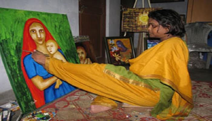 शीला शर्मा एक पैर की अंगुली और मुंह से करती हैं चित्रकारी
