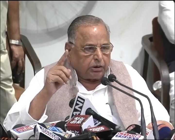 मोदी सरकार से मुलायम सिंह ने की अपील- नोट बंद करने का फैसला कम से कम एक हफ्तें के लिए टाला जाए मोदी सरकार से मुलायम सिंह ने की अपील- नोट बंद करने का फैसला कम से कम एक हफ्तें के लिए टाला जाए
