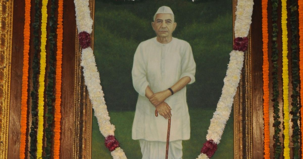 किसानों हित की प्रतिबद्ध आवाज, चौधरी चरण सिंह : मणेन्द्र मिश्रा मशाल किसानों हित की प्रतिबद्ध आवाज, चौधरी चरण सिंह : मणेन्द्र मिश्रा मशाल