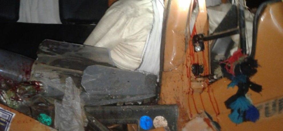 मायावती की रैली से लौट रहे कार्यकर्ताओं की गाड़ी ट्रक से टकराई, 1 की मौत, 20 घायल मायावती की रैली से लौट रहे कार्यकर्ताओं की गाड़ी ट्रक से टकराई, 1 की मौत, 20 घायल