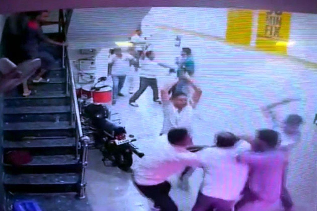 गोरखपुर में POLICE की नाक के नीचे माफिया का तांडव गोरखपुर में POLICE की नाक के नीचे माफिया का तांडव