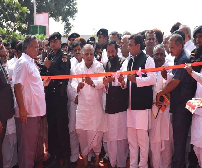 सपा सुप्रीमो और CM ने हाईटेक जेपी म्यूजियम का किया उद्घाटन सपा सुप्रीमो और CM ने हाईटेक जेपी म्यूजियम का किया उद्घाटन