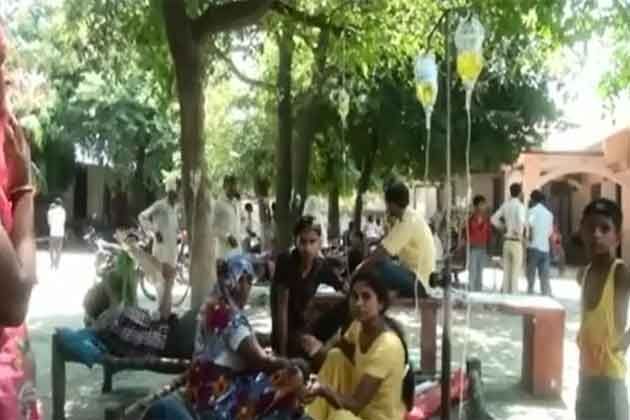 अजब यूपी का गजब इलाज : पेड़ से लटकाई ग्लूकोस की बोतलें, खुले आसमान के नीचे लेटे मरीज अजब यूपी का गजब इलाज : पेड़ से लटकाई ग्लूकोस की बोतलें, खुले आसमान के नीचे लेटे मरीज