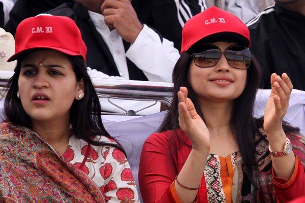 अब डिंपल यादव और अपर्णा शांत करेंगी CM अखिलेश का गुस्सा अब डिंपल यादव और अपर्णा शांत करेंगी CM अखिलेश का गुस्सा