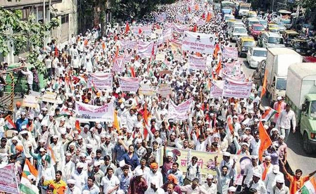 आरक्षण की मांग को लेकर सड़कों पर उतरे मराठा आरक्षण की मांग को लेकर सड़कों पर उतरे मराठा