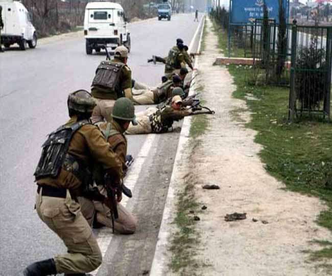 जम्मू-कश्मीर: शोपियां में पुलिस चौकी पर आतंकी हमला, एक पुलिसकर्मी शहीद जम्मू-कश्मीर: शोपियां में पुलिस चौकी पर आतंकी हमला, एक पुलिसकर्मी शहीद