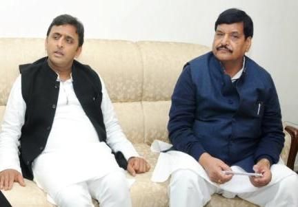 LIVE: मुलायम ने शिवपाल और अखिलेश को मिलवाया गले LIVE: मुलायम ने शिवपाल और अखिलेश को मिलवाया गले