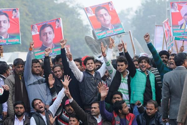 राहुल – अखिलेश का मंच टूटा, हुये कई घायल राहुल – अखिलेश का मंच टूटा, हुये कई घायल