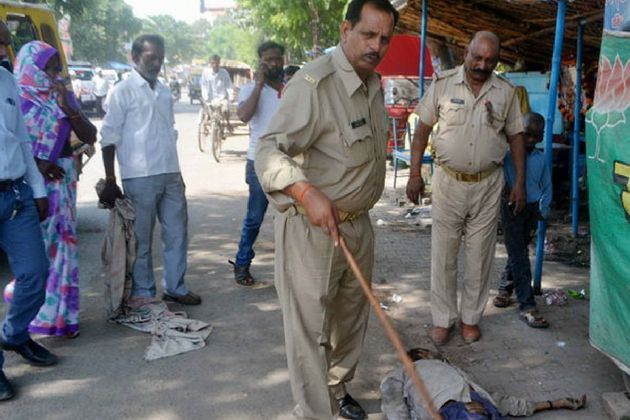 सड़क पर पड़ी रही युवक की लाश, पुलिस ने डंडे से हटाया