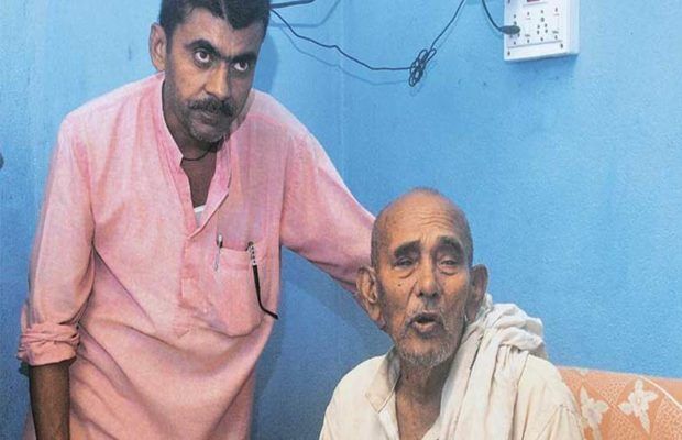 दो बेटों को देश पर कुर्बान कर चुके बूढ़े दृष्टिहीन पिता बोले- अब भी इतनी ताकत है कि पाकिस्तान से बदला ले सकता हूं दो बेटों को देश पर कुर्बान कर चुके बूढ़े दृष्टिहीन पिता बोले- अब भी इतनी ताकत है कि पाकिस्तान से बदला ले सकता हूं