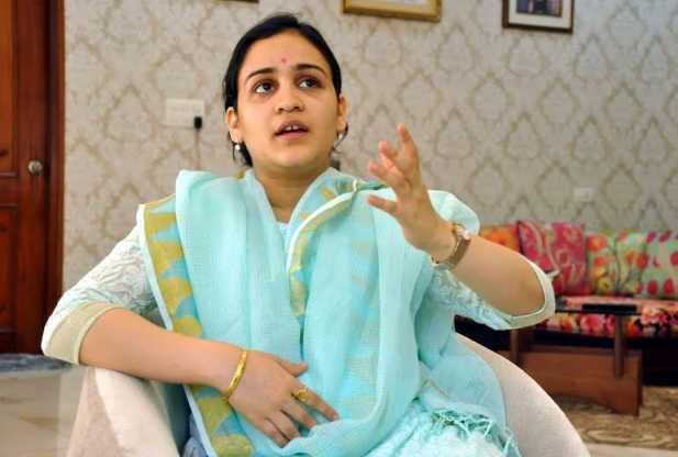 कार्यकर्ताओं के आचरण से , दुखी होते हैं नेताजी! कार्यकर्ताओं के आचरण से , दुखी होते हैं नेताजी!