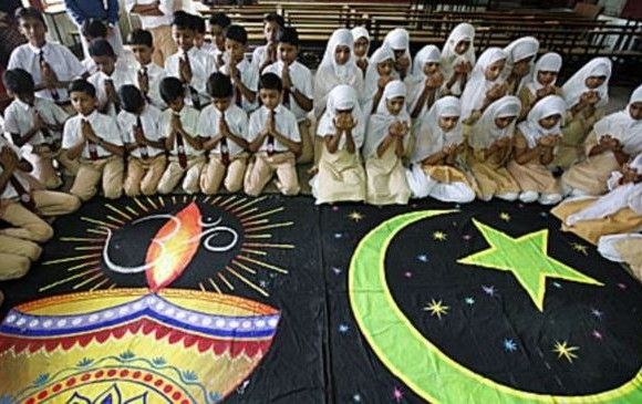 मंदिर के बारामदे में पूजा लगाती है कुरान की क्लास मंदिर के बारामदे में पूजा लगाती है कुरान की क्लास