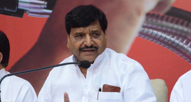 शिवपाल इन एक्शन , MLC अरविंद यादव को दिखाया बाहर का रास्ता शिवपाल इन एक्शन , MLC अरविंद यादव को दिखाया बाहर का रास्ता