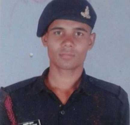 शहीद जवान आशुतोष यादव का पार्थिव शरीर पहुंचा उसके गाँव, श्रद्धांजलि के लिए लगा तांता शहीद जवान आशुतोष यादव का पार्थिव शरीर पहुंचा उसके गाँव, श्रद्धांजलि के लिए लगा तांता