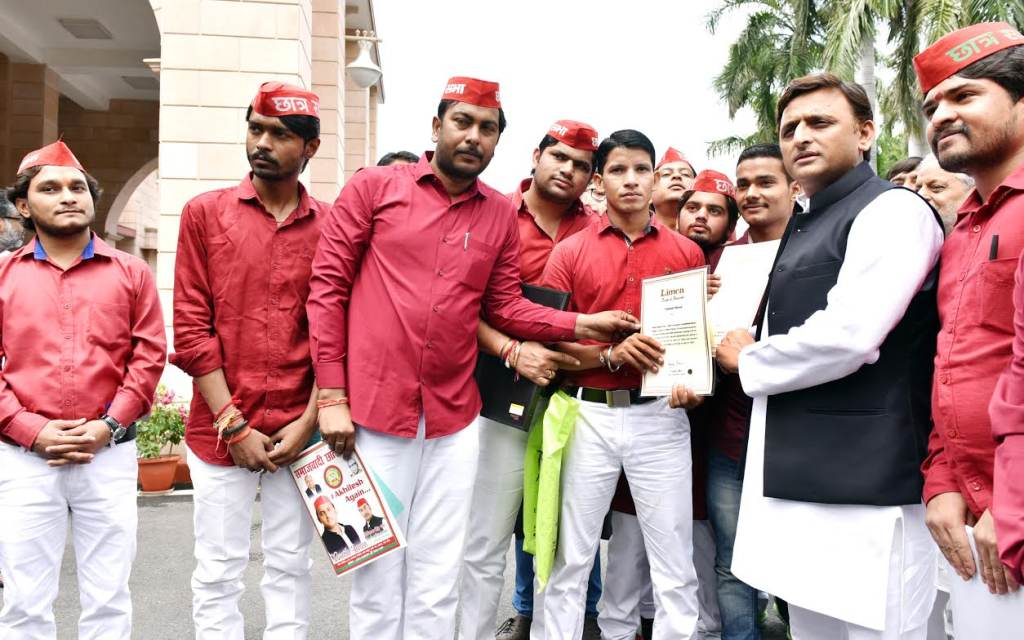 मुख्यमंत्री ने टीम के सदस्यों को बधाई देते हुए उनके साहस और हौसले को सराहा मुख्यमंत्री ने टीम के सदस्यों को बधाई देते हुए उनके साहस और हौसले को सराहा