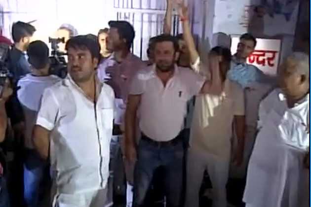 शिवपाल के इस्तीफे के बाद समर्थकों ने घर के बाहर डाला डेरा शिवपाल के इस्तीफे के बाद समर्थकों ने घर के बाहर डाला डेरा